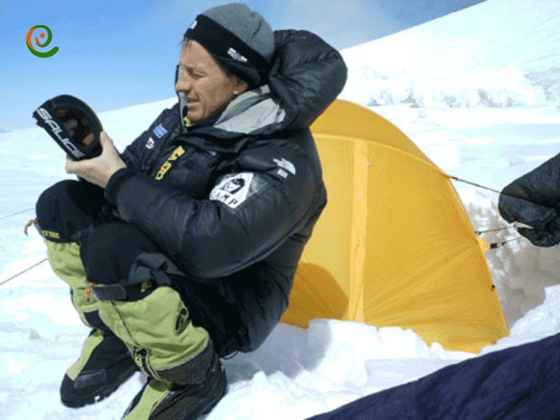دنیس اروبکو در کمپ اصلی در برنامه صعود به قله ماربل وال در دکوول بخوانید.